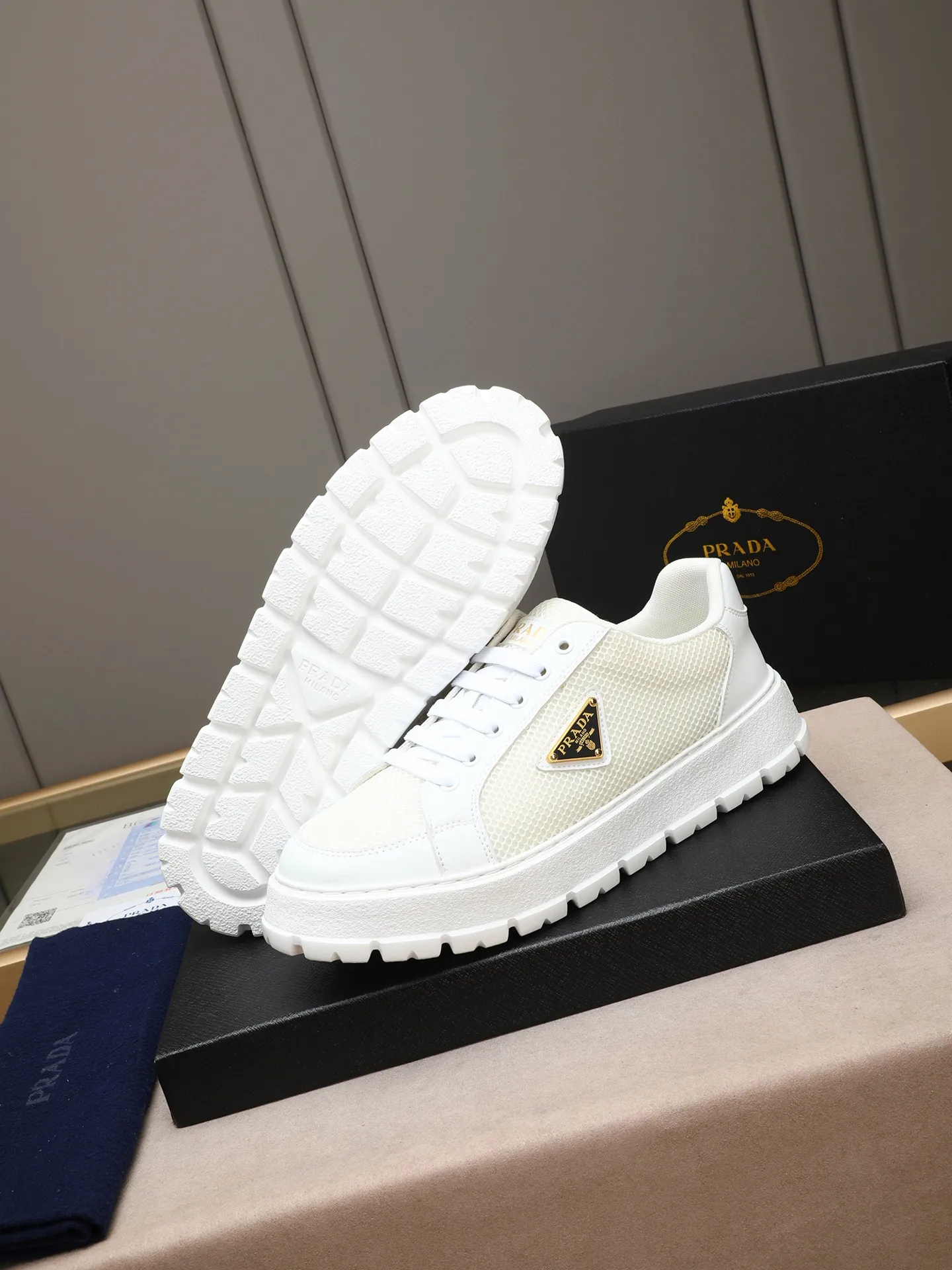 Men's Men's Shoes 💰440 Prada/Prada Men's new casual shoes, this sports shoe is made of imported calfskin upper with breathable mesh and breathable mesh lining. The foot pads are made of sheepskin, and the outsole is made of non-slip sports exclusive rubber outsole with logo. It feels good on the feet and is a fashionable item! Size: 38-44 (45 customized)
